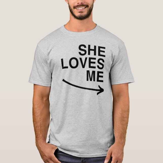 Hon älskar mig (höger) .png t-shirt (Framsida)