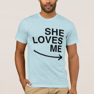 Hon älskar mig (höger) .png tee
