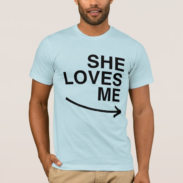 Hon älskar mig (höger) .png tee (Framsida)