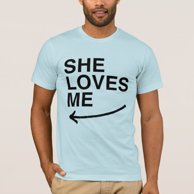 Hon älskar mig (vänster) .png t shirt (Framsida)