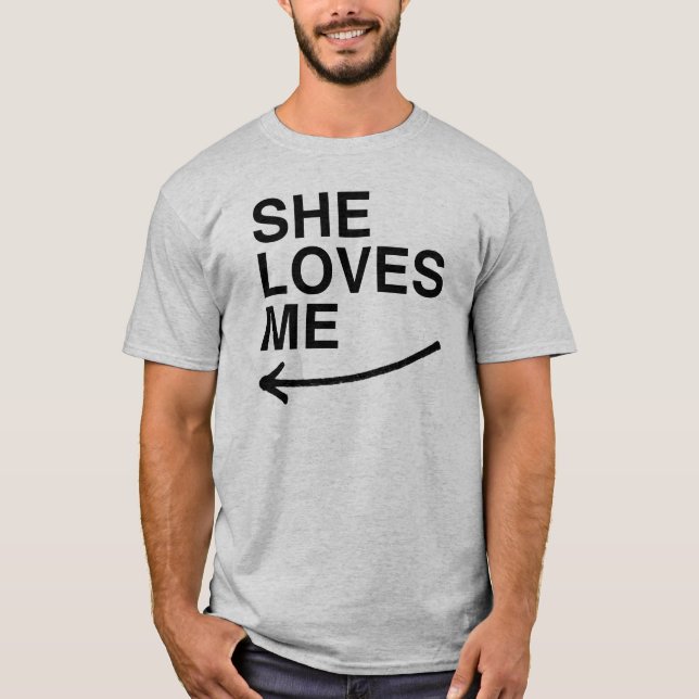 Hon älskar mig (vänster) .png t shirt (Framsida)