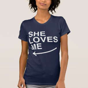 Hon älskar mig (vänster) -.png tee shirt