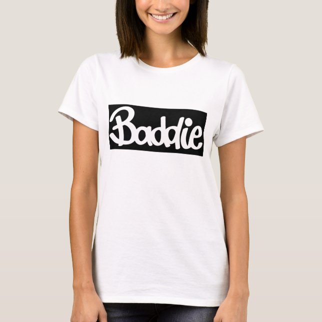 Hon är Baddie T Shirt (Framsida)