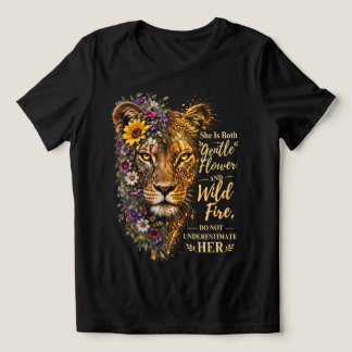 Hon är både öm blomst och vild eld lejoninna  t shirt