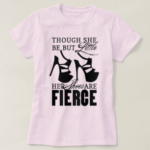 Hon är bara små/våldsamma skor tee shirt