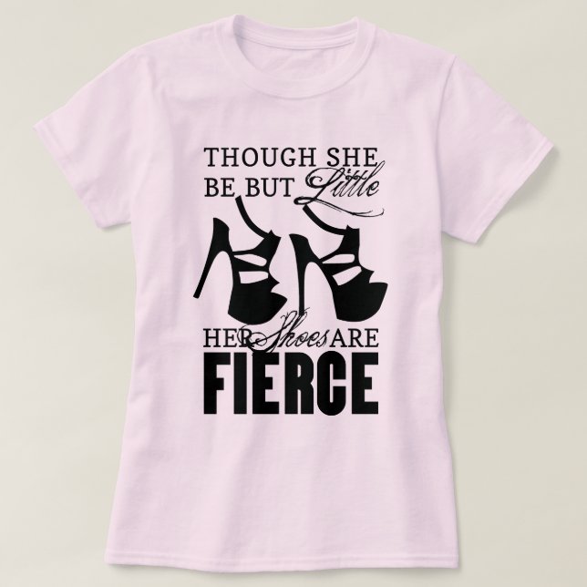 Hon är bara små/våldsamma skor tee shirt (Design framsida)