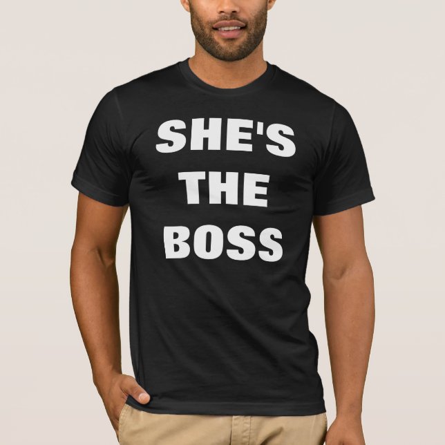 HON är CHEFEN Tee Shirt (Framsida)