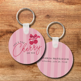 Hon är Cherry på Top Rosa Baby Shower Nyckelring