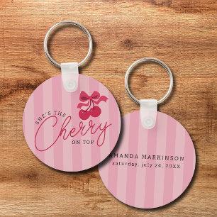Hon är Cherry på Top Rosa Baby Shower Nyckelring