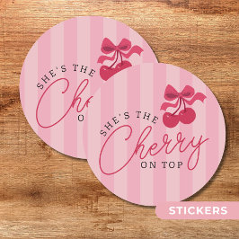 Hon är Cherry på Top Rosa Baby Shower Runt Klistermärke