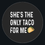 Hon är den enda Taco för mig Bröllopsdag Honeymoon Runt Klistermärke<br><div class="desc">Hon är den enda Bröllopsdagen för mig,  Honeymåndagen.</div>