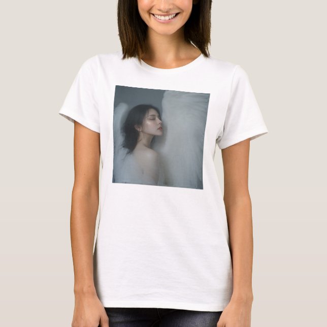 —Hon är den sovande ängeln. T Shirt (Framsida)