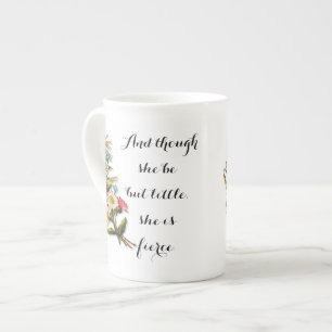 Hon är det våldsamma Sassy Shakespeare Benporslin Mugg
