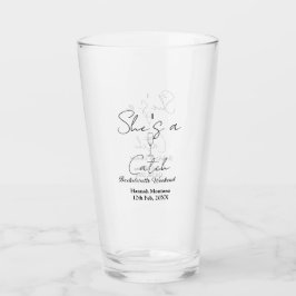 Hon är en fångst champagneflaska möhippa veckoslut glaskopp