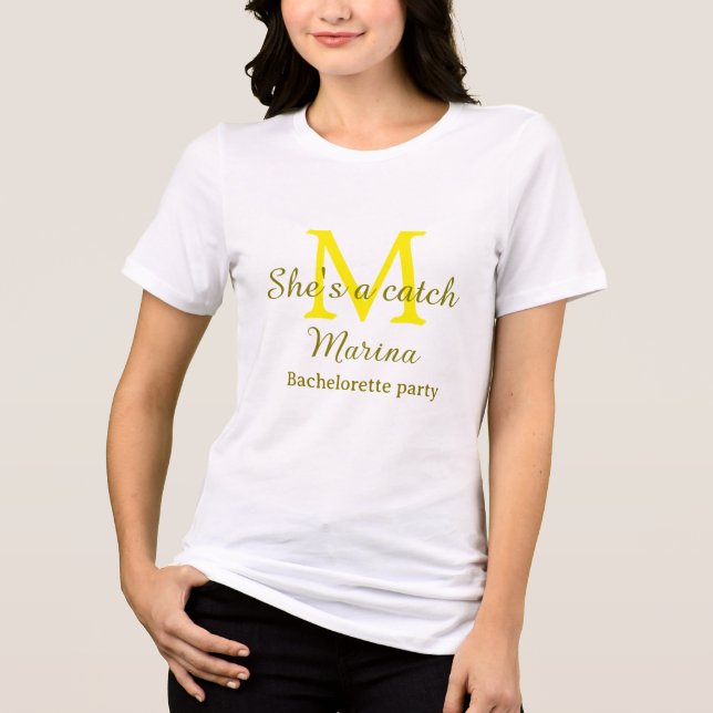 Hon är en fångst gul monogram möhipparty n t shirt (Framsida)