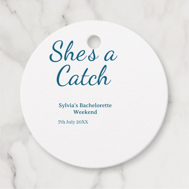 Hon är en fångst möhippa namn blå datum  gåvor etiketter (Framsida)