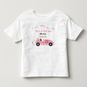 Hon är en Fartfylld Festlig Rosa Racingbil Födelse T Shirt