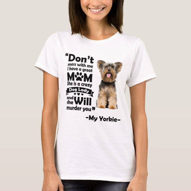 Hon är en galen Hund Dam, Yorkie Älskare T Shirt (Framsida)