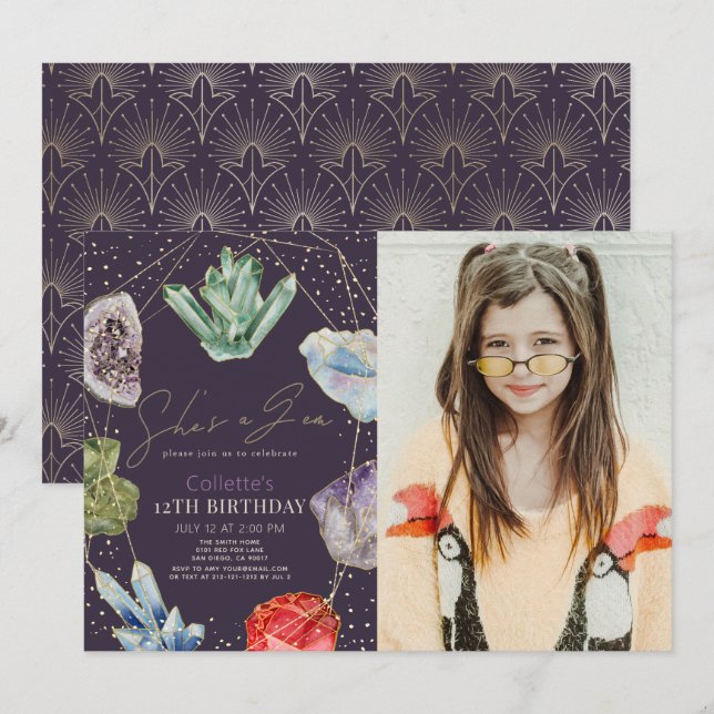 Hon är en Gem Crystals Gemstone Birthday Photo Inbjudningar (Fram/baksida)