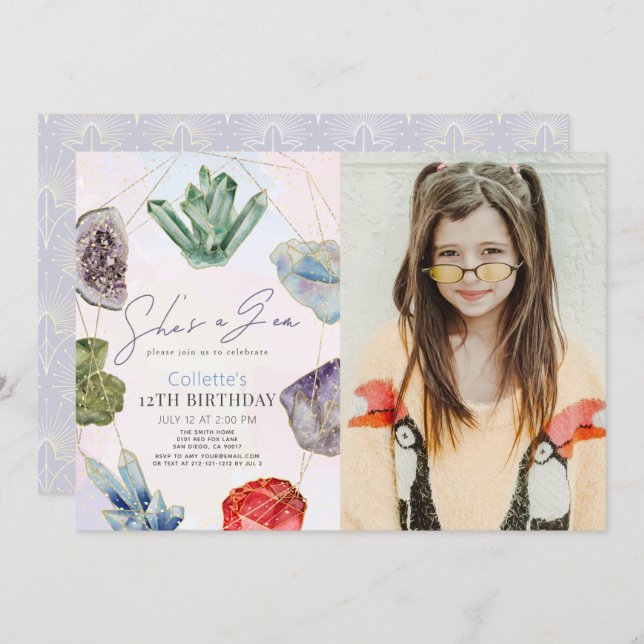 Hon är en Gem Crystals Gemstone Girl Birthday Phot Inbjudningar (Fram/baksida)