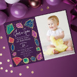 Hon är en Gem Crystals Gemstone Kid Photo Birthday Inbjudningar<br><div class="desc">Det här trendiget "hon är en gem"-inbjudan i barns födelsedag har smyckat färg med kristaller och stenar. Den omvända sidan har en mönster med två guld-stjärnor. Anpassa den efter dina behov. Du hittar matchande produkter i min butik.</div>