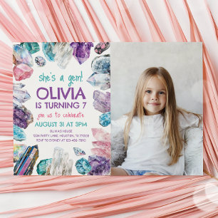 Hon är en Gem Geology Girl Birthday Photo-inbjudan Inbjudningar