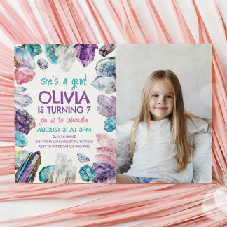 Hon är en Gem Geology Girl Birthday Photo-inbjudan Inbjudningar