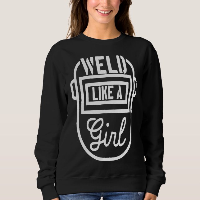 Hon är en kvinna som en flicka. t shirt (Framsida)