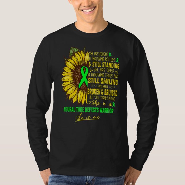 Hon är en Neural Tube Defects Warrior. T Shirt (Framsida)