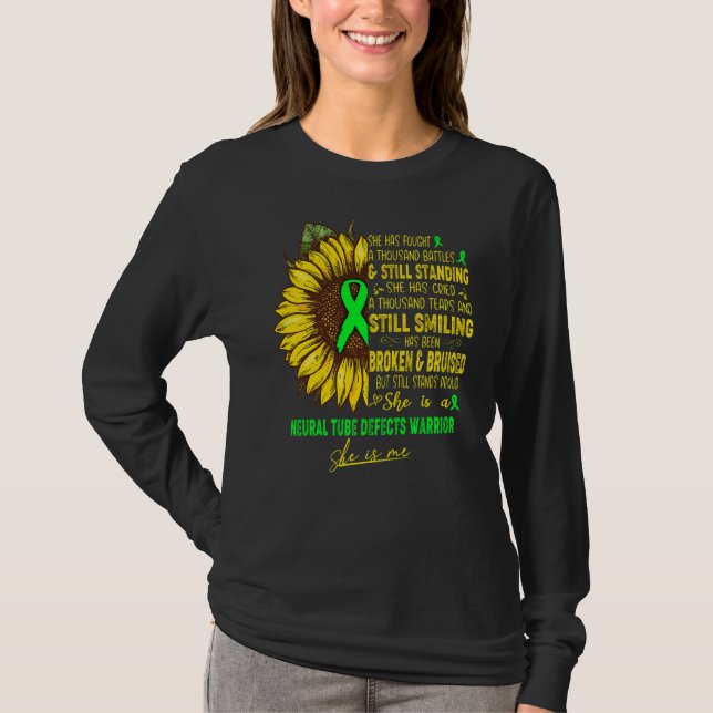 Hon är en Neural Tube Defects Warrior. T Shirt (Framsida)