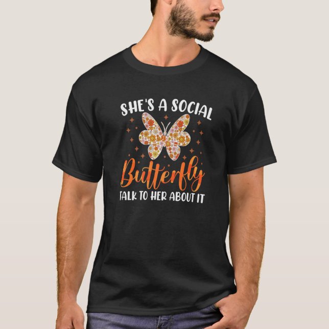 Hon är en Social Butterfly Monarch Butterfly T Shirt (Framsida)
