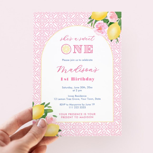 Hon är en söt 1-lejonslemon Rosa 1:a födelsedagen  Inbjudningar (Sweet One Citrus-themed pink floral 1st birthday party invitations for girl)