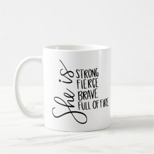 Hon är en stark Modig Fullt av brandgåva för H Kaffemugg