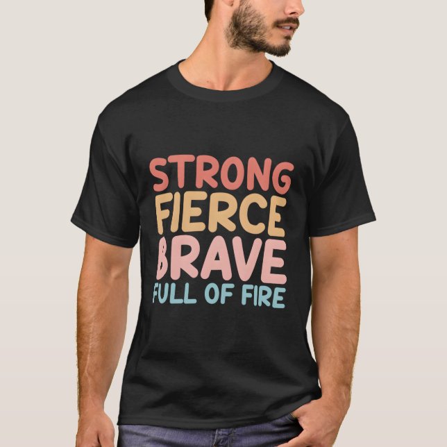 Hon är en stark Modig Fullt av eld stark T Shirt (Framsida)