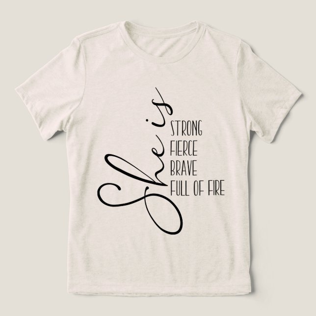 Hon är en stark Modig Fullt av eld T Shirt (Design Framsida)