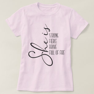 Hon är en stark Modig Fullt av eld T Shirt