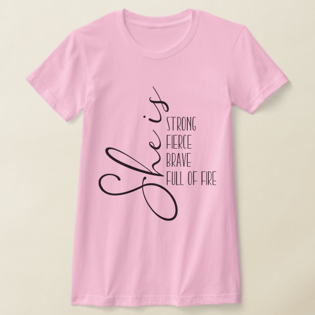 Hon är en stark Modig Fullt av eld T Shirt (Laydown)