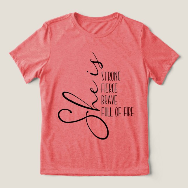 Hon är en stark Modig Fullt av eld T Shirt (Design Framsida)