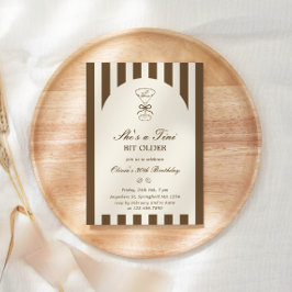 Hon Är En Tini Bit Äldre Kaffe Martini Födelsedag Inbjudningar