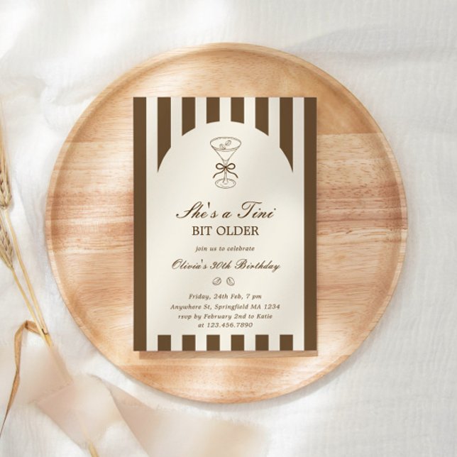 Hon Är En Tini Bit Äldre Kaffe Martini Födelsedag Inbjudningar (Skapare uppladdad)