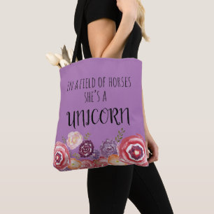 Hon är en Unicorn Flower Tote Bag Tygkasse
