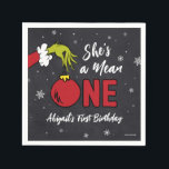 Hon är ett Elak ett | Grinch Chalkboard Birthday Pappersservett<br><div class="desc">Anpassa den söta dr Seuss Grinch chalkboard-napkin för ditt barns födelsedag.</div>