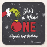 Hon är ett Elak ett | Grinch Chalkboard Birthday Underlägg Papper Kvadrat<br><div class="desc">Anpassa den söta dr Seuss Grinch chalkboard-napkin för ditt barns födelsedag.</div>