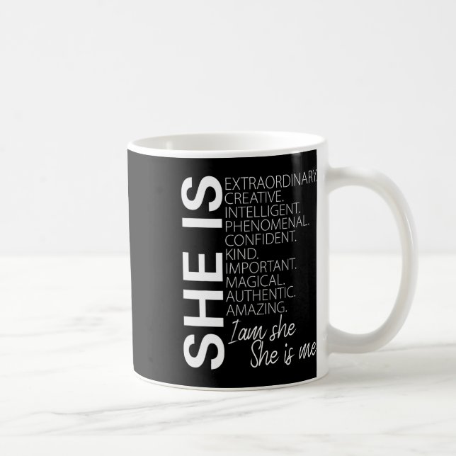 Hon är ett utomordentligt Kreativ. Kaffemugg (Höger)