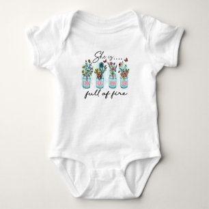 Hon är full av eld – Livlig blomsterstärkande desi T Shirt