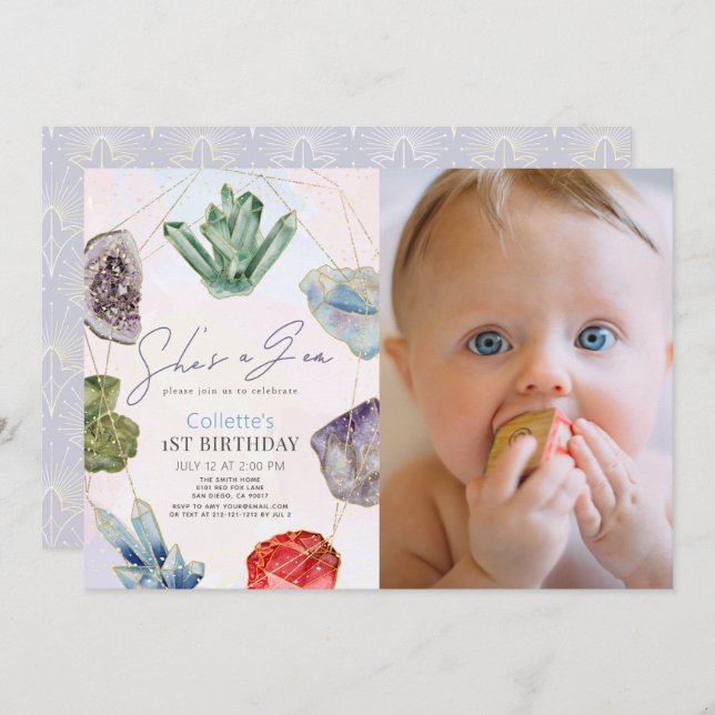 Hon är Gem Crystals Gemstone 1:a födelsedagsfotot Inbjudningar (Fram/baksida)