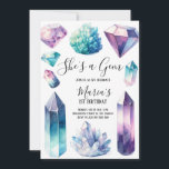 Hon är Gem Crystals Gemstone Geology Kid Birthday Inbjudningar<br><div class="desc">I firande gnistra med vår "Hon är en Gem-födelsedagsinbjudan, designad för den unga geologiska entusiasten i ditt liv. Den här inbjudan är en skatteterve av roligt, som innehåller en rad vackert illustrerade kristaller och stenar som stämmer överens med löftet från äventyr. Perfekt för att ge geologer, sten-samlare eller barn som...</div>