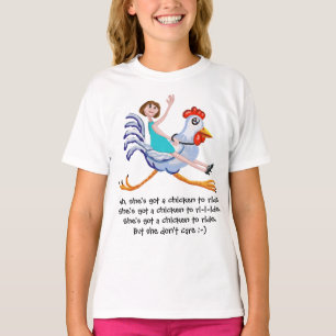 Hon är har en kyckling att rida tee shirt