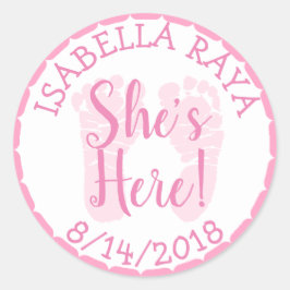 Hon är här, Nyfödd bebis Girl. Runt Klistermärke