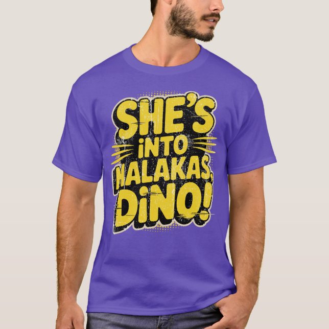 Hon är i Malakas, Dino! T Shirt (Framsida)